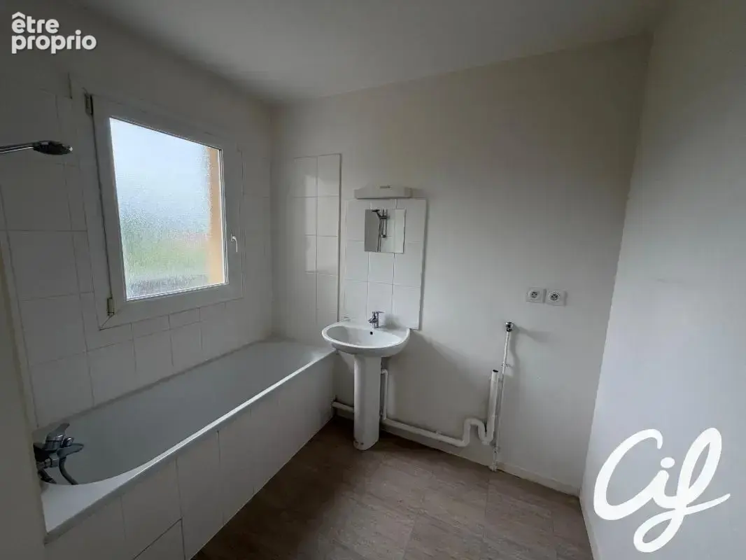 Appartement T3 Le Bourg Sous La Roche - 60.7 m2  138 000 Euros - photo 3
