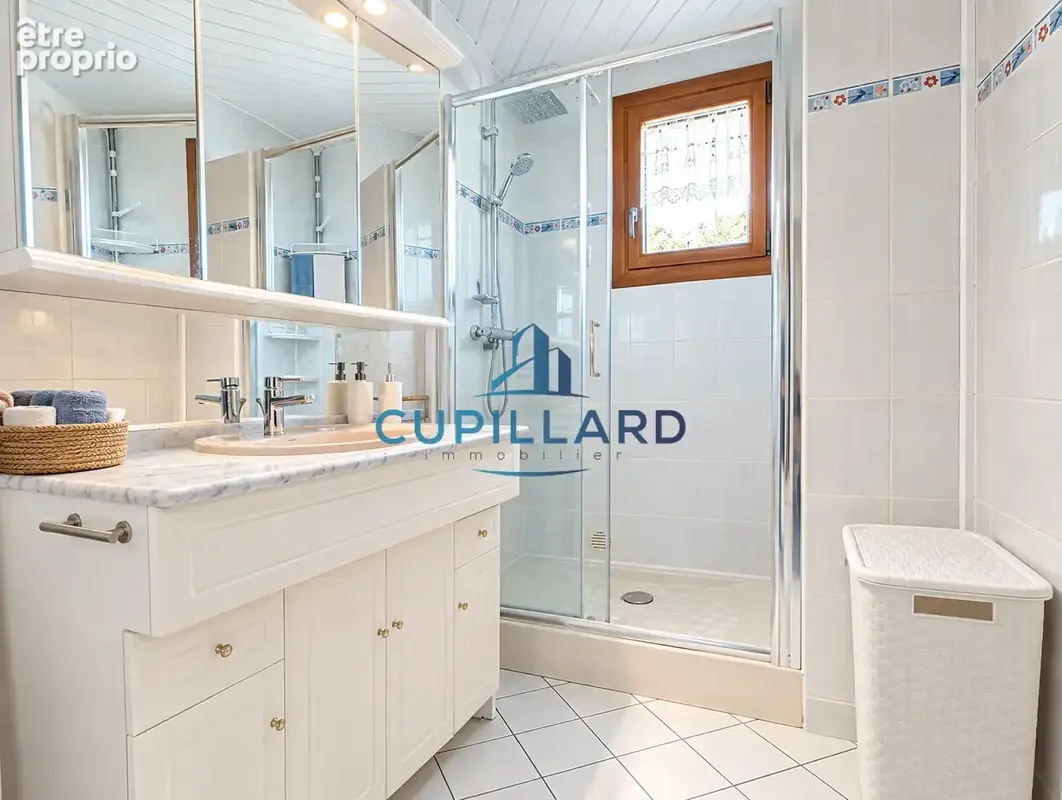 Maison de plain-pied avec jardin, véranda et dépendances à Villerest 42300 - photo 6