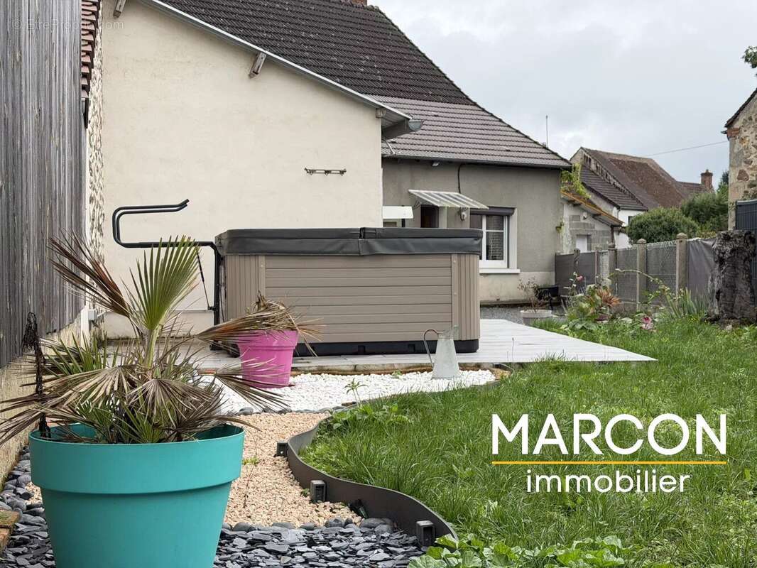 Maison à LE BOURG-D'HEM