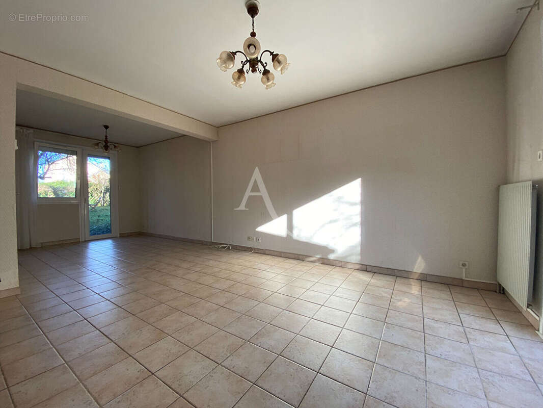 Maison à MONTREUIL-JUIGNE