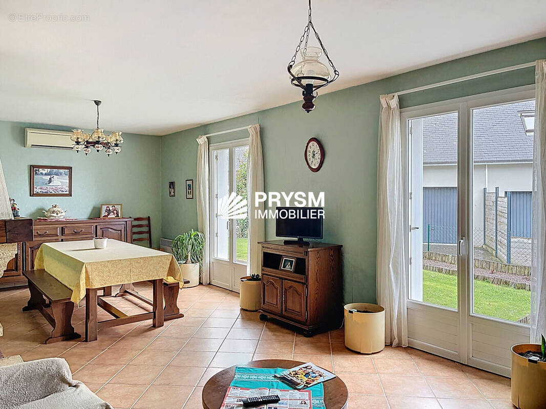 Salon-séjour - Maison à BETTON