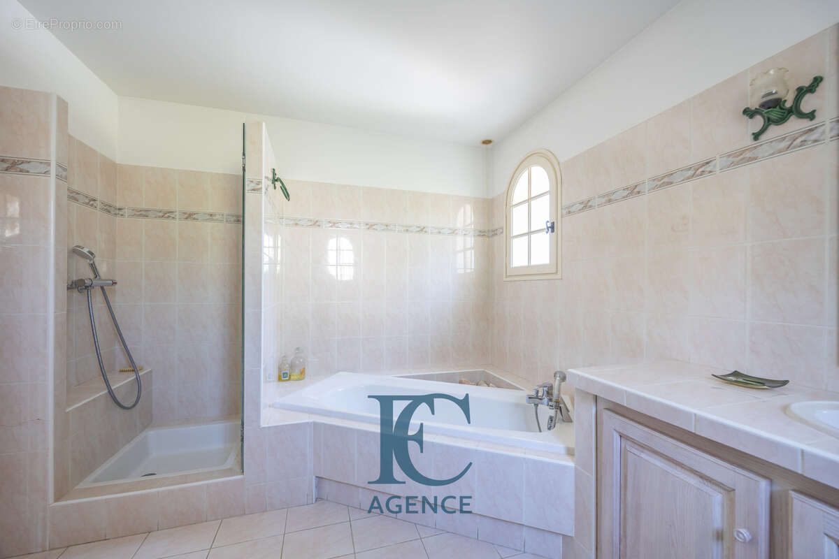 Maison de 190 m2 au coeur de la pinède de La Cride - photo 11
