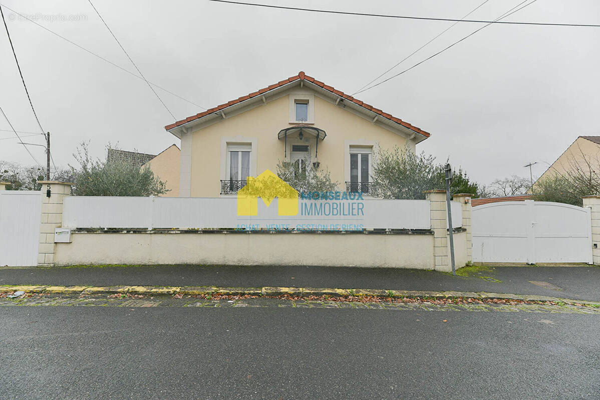 Maison à SAINTE-GENEVIEVE-DES-BOIS