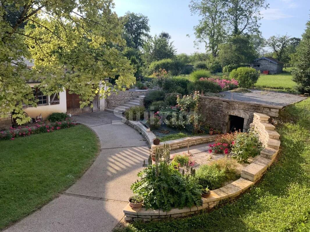 Maison à MONTIGNY-MORNAY-VILLENEUVE-SUR-VINGEANNE