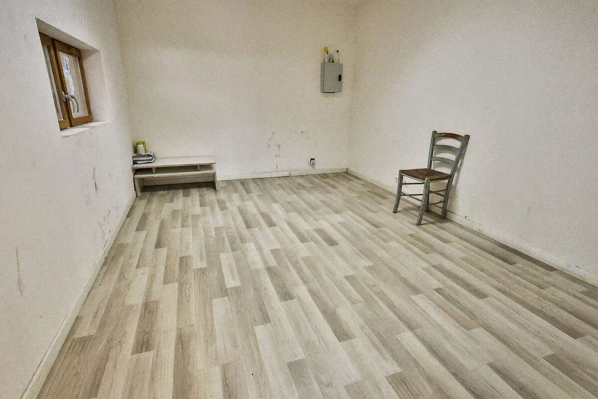 Commerce à SAINT-GERMAIN-LAVAL