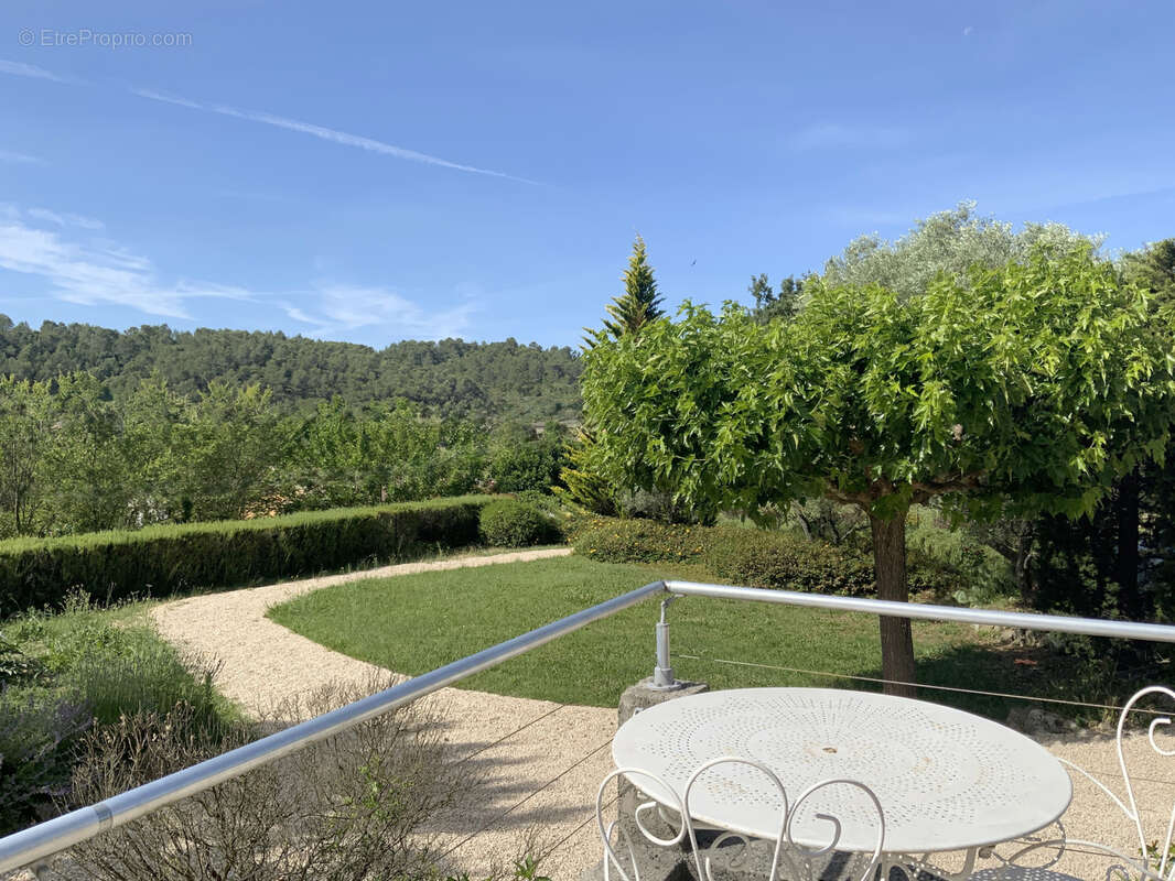 Villa de plain pied au calme , terrain avec piscine et vue dégagée. - photo 5