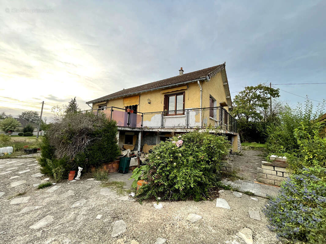 Maison avec grand terrain, sous-sol complet et fort potentiel à Lusigny (03230) - photo 11
