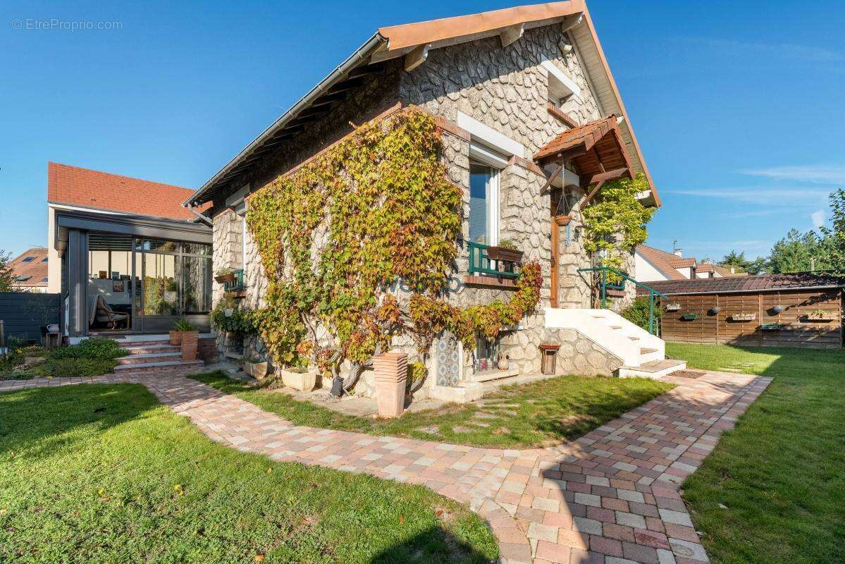 Maison à MAURECOURT