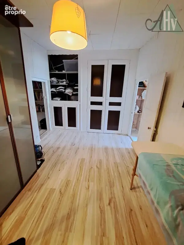 CHEROY (89) - Maison de ville rénovée de 228 m2 avec 4 chambres et extérieur. - photo 11