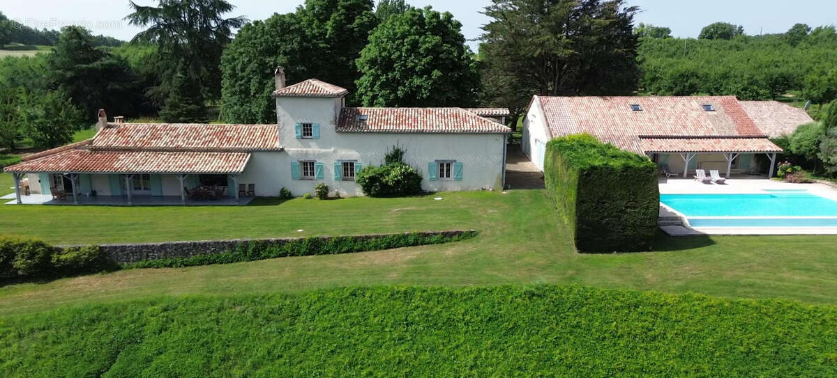 Propriété avec vue exceptionnelle, deux gites et piscine. - photo 28
