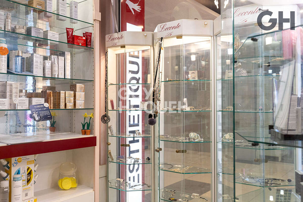 Commerce à SAINT-PIERRE-DU-PERRAY