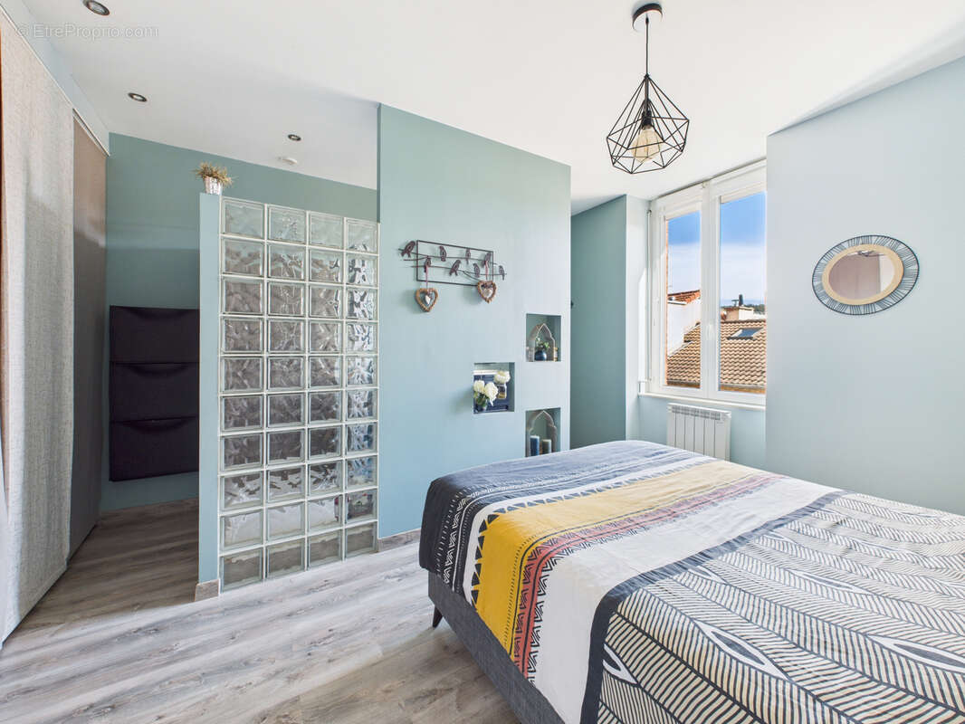 Appartement à LE CHAMBON-FEUGEROLLES