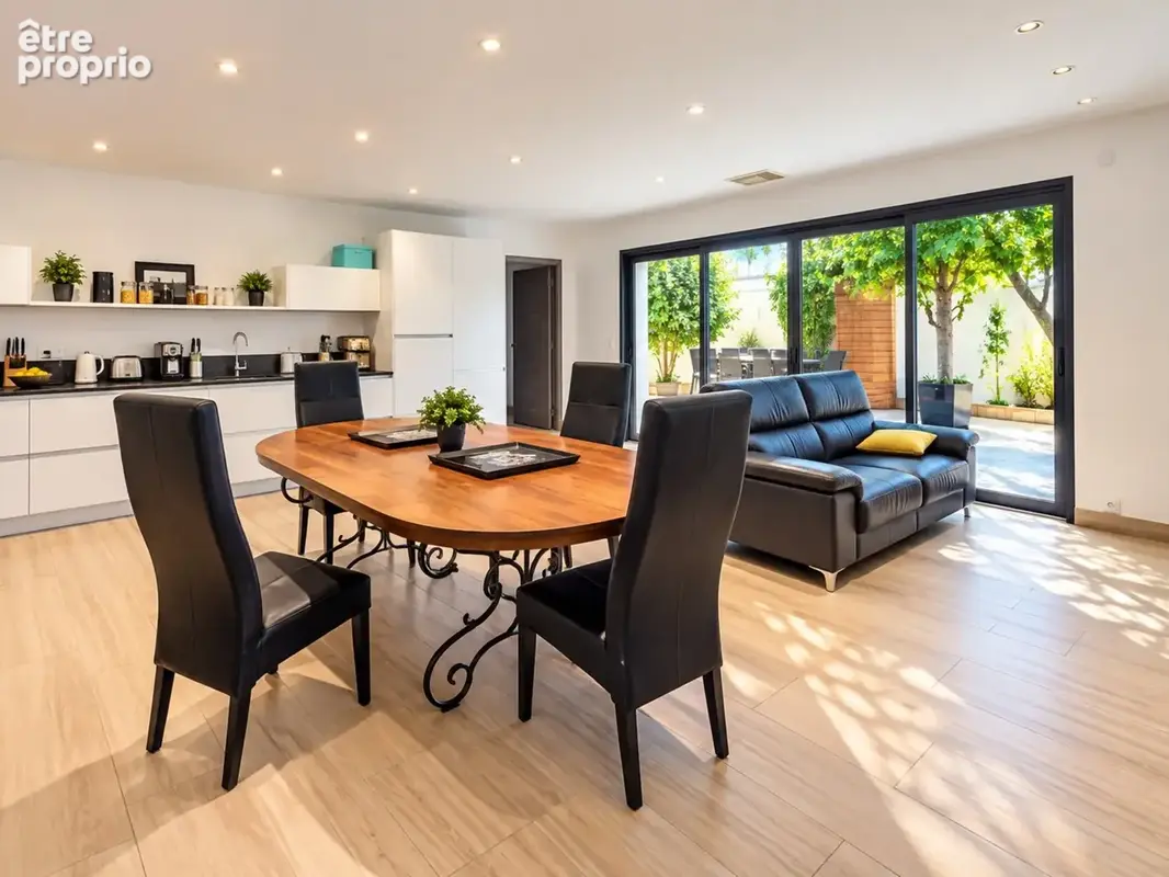 Propriete en centre de village 9 pieces 6 chambres patio interieur arbore garages - photo 6