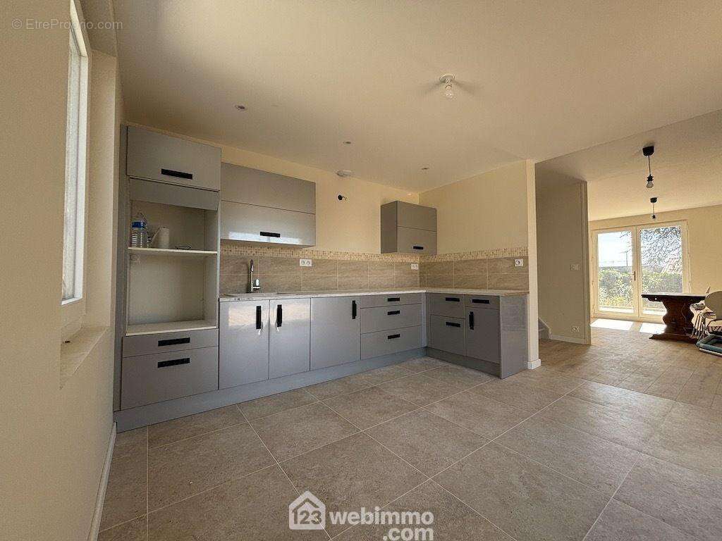 Elle autorise un espace repas confortable, - Maison à CHASSENEUIL-DU-POITOU