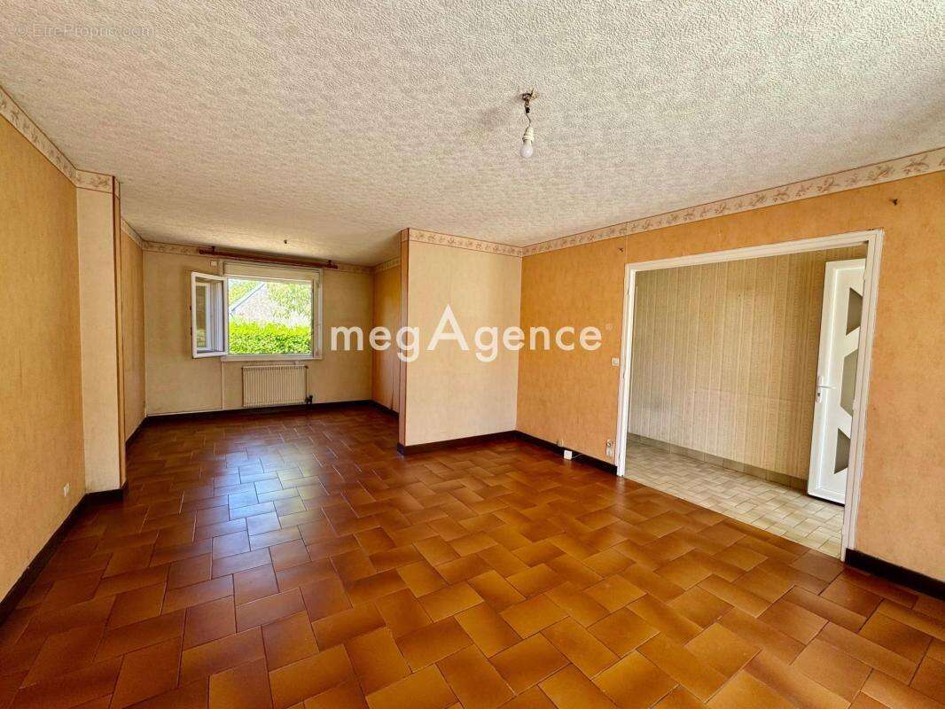 Lanester – Maison 3 chambres avec garage, jardin clos et beau potentiel - photo 5