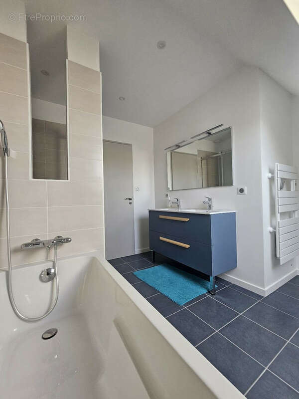 Maison à CREUZIER-LE-VIEUX