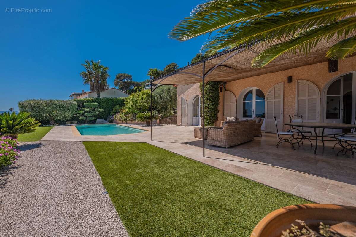 LES ISSAMBRES : Villa tout à pied avec vue mer exceptionnelle - photo 5