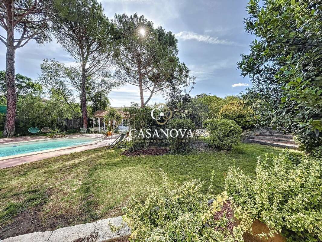 Hôtel à vendre avec 12 suites, un appartement, une piscine et potentiel restauration ou gîtes près de Pézenas - photo 14