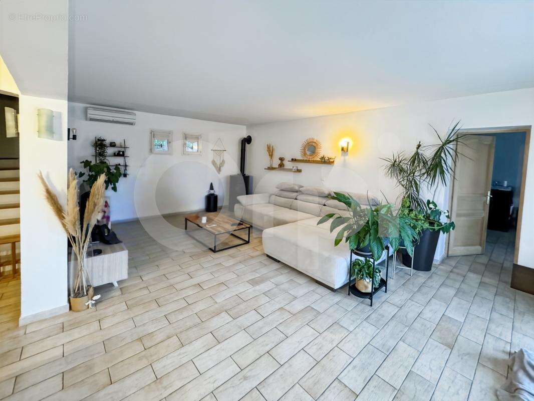 Maison à LE REVEST-LES-EAUX