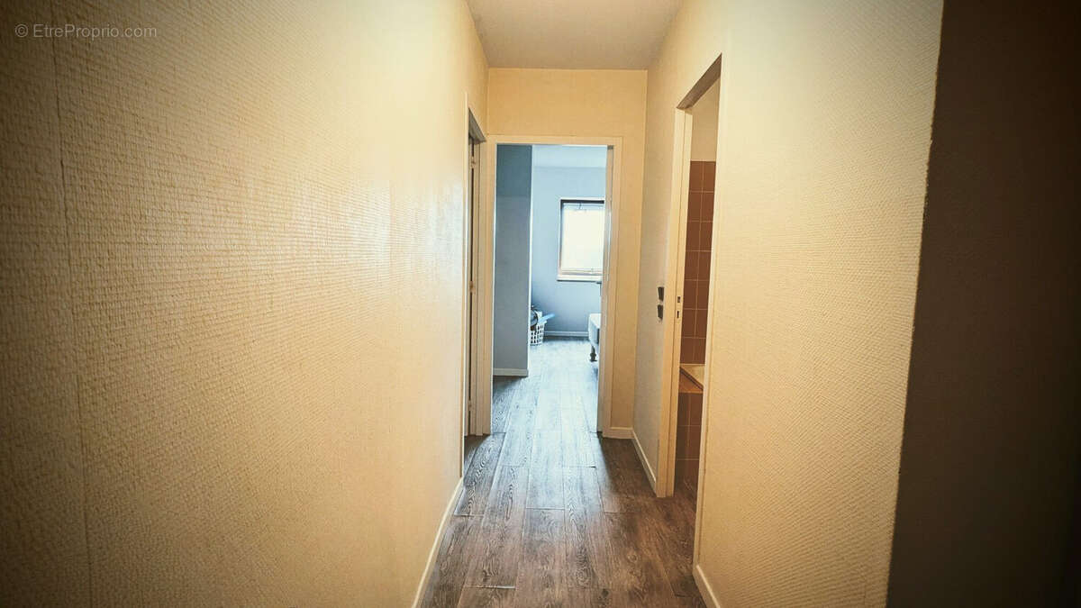 couloir depuis l'entrée vers chambre et pièce de vie - Appartement à AIGUILLON