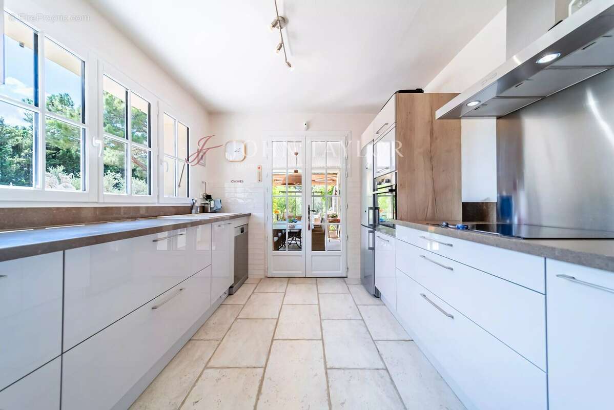 À vendre – Villa de plain-pied avec dépendances et piscine – Mouriès, à proximité de Maussane-les-Alpilles - photo 6