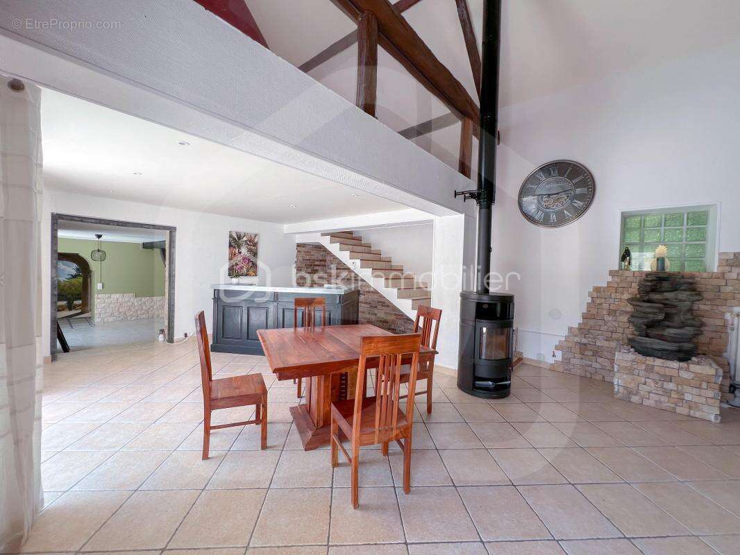 SOUS OFFRE – Baisse de prix à 450 000 € – Maison rénovée : 280 m² entièrement repensés  8 pièces – 5 chambres - photo 5