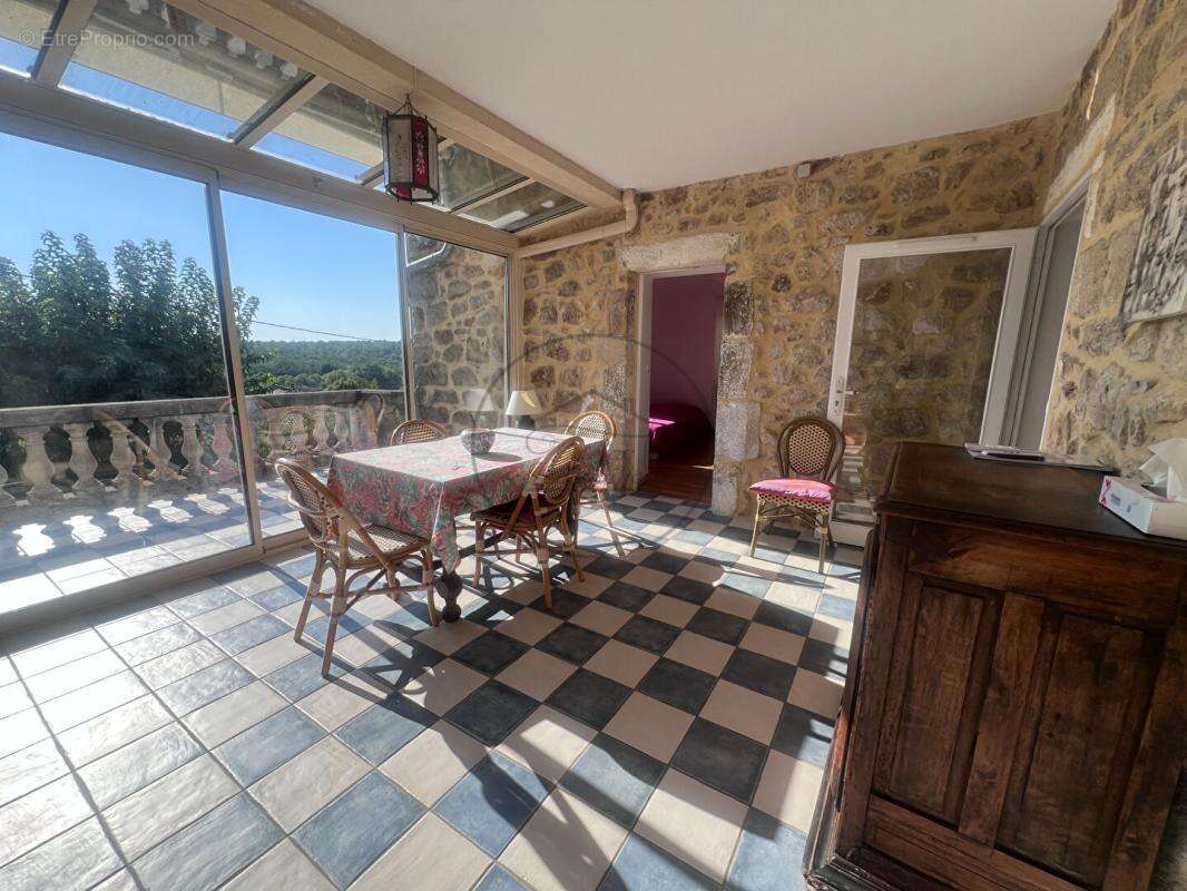 Propriété de caractère en pierres avec prestations haut de gamme, piscine et vue dégagée ? Village tous commerces - photo 6