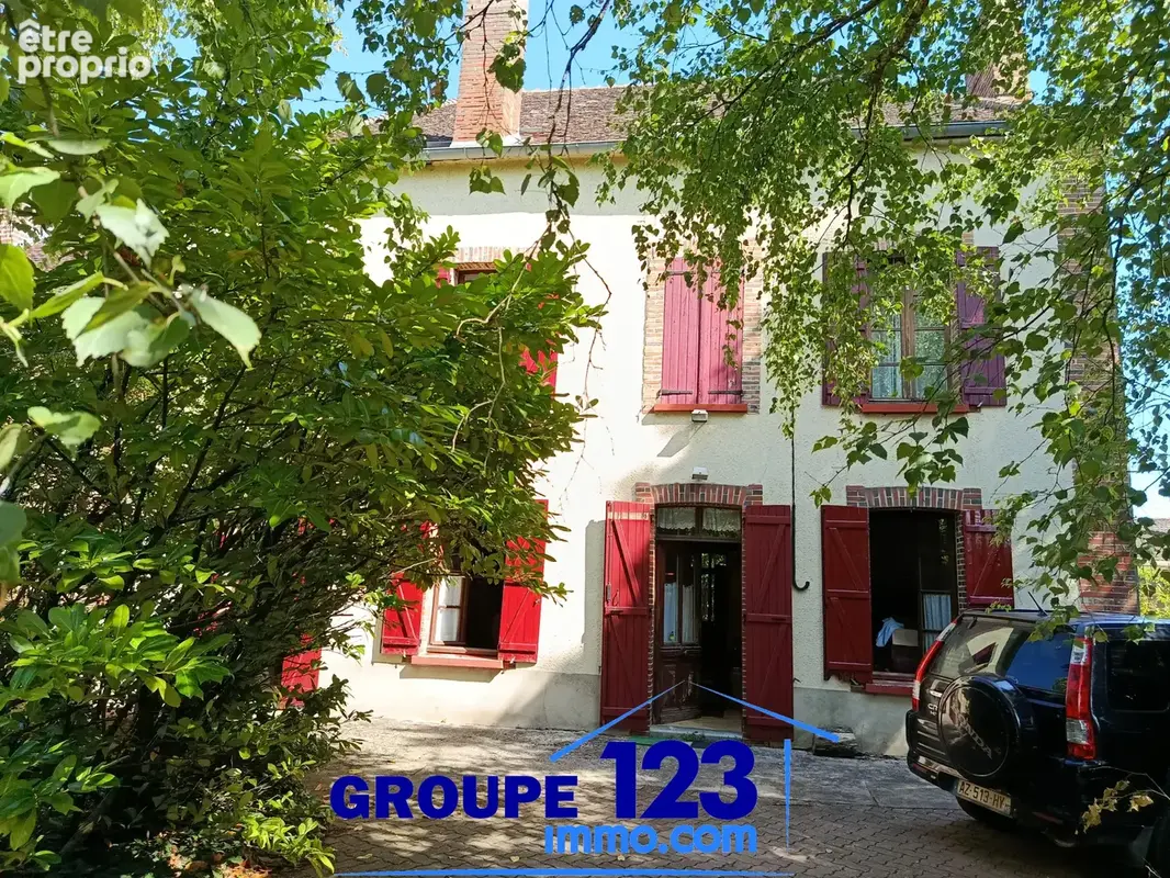 Charme de l'ancien avec vie de plain pied et jardin arboré et clos. - photo 1