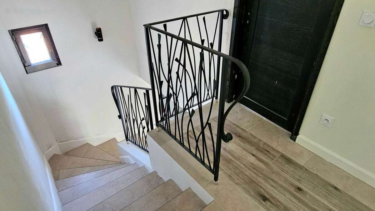 Claviers , Var . Villa contemporaine avec vue dégagée, piscine et terrain de 5800 m² - photo 14