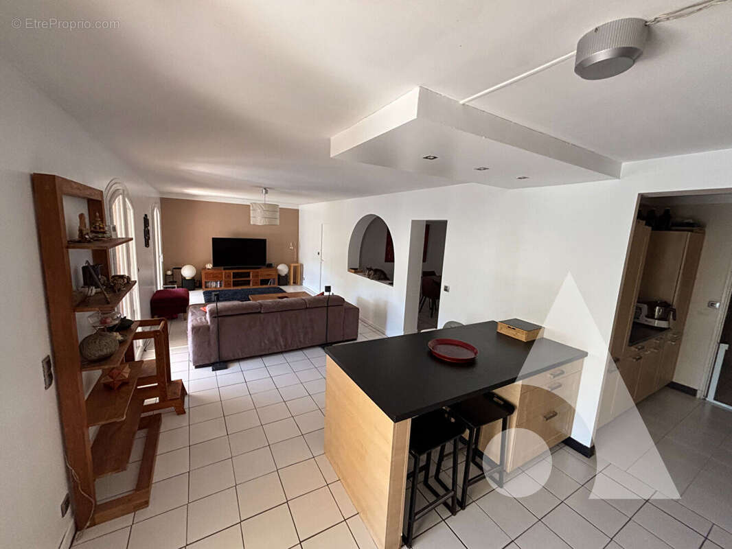 Maison à LE REVEST-LES-EAUX