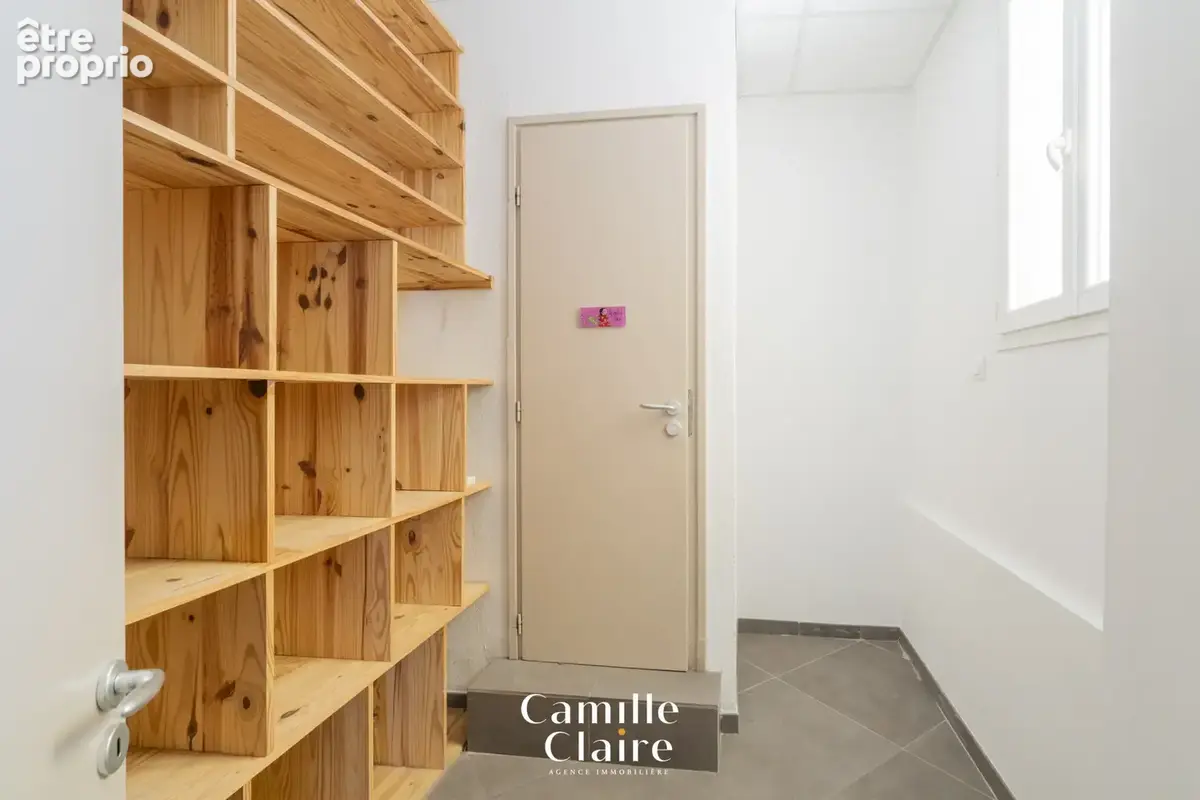 Local professionnel 142m2 + 3 stationnements + cour privative - photo 6