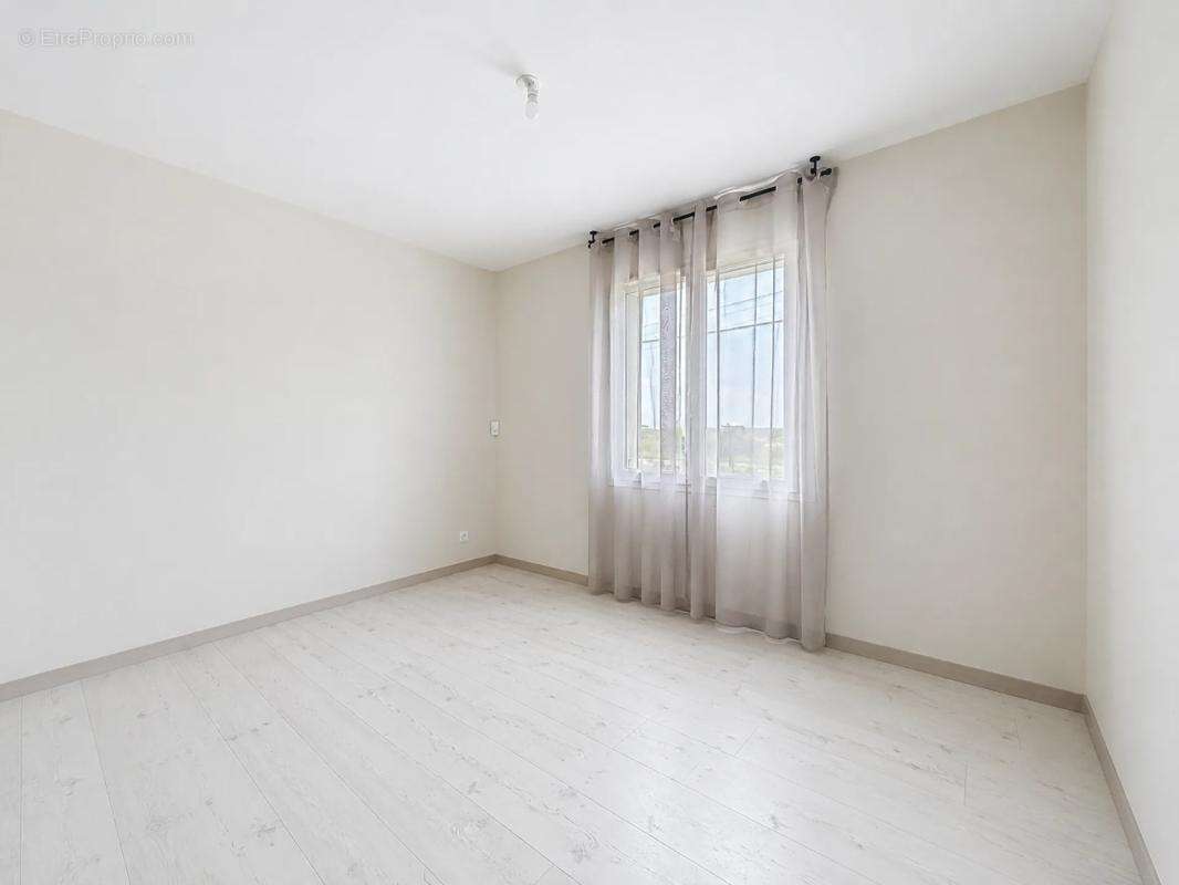 Maison récente de 5 pièces de 133 m² à Saint-Denis-de l'Hôtel - photo 13