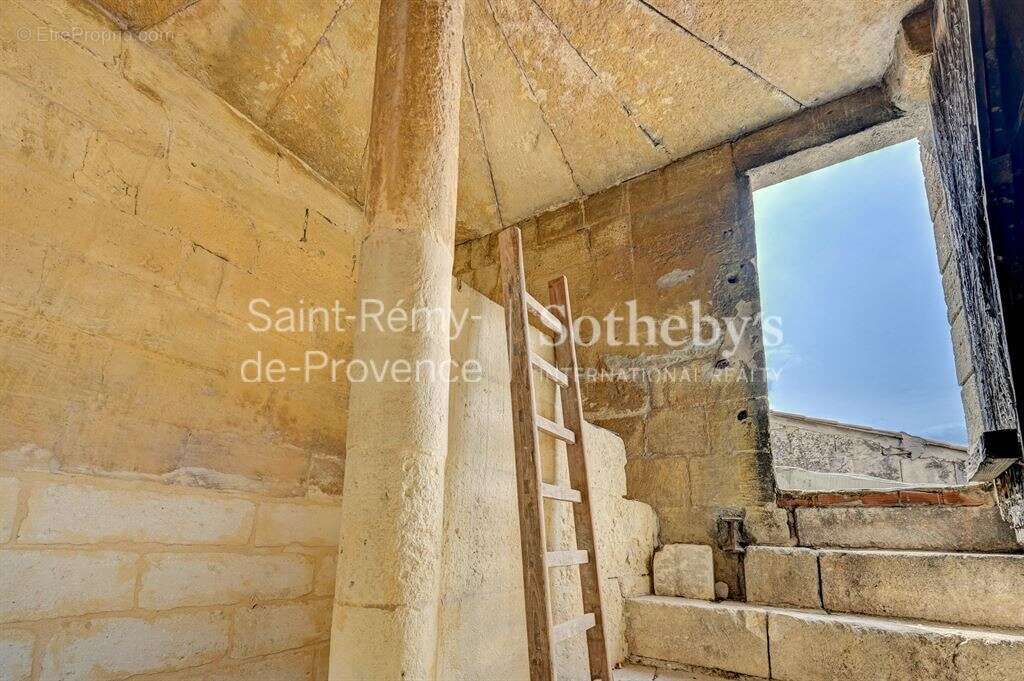 Situé proche d'Avignon, Arles et Saint Rémy de Provence, superbe Hotel particulier du XVème siècle - photo 15