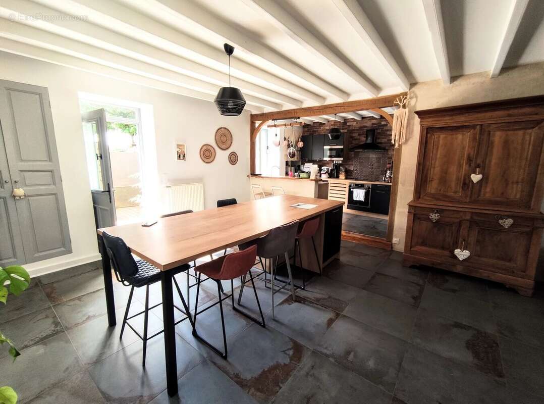 Maison de village offrant 5 chambres avec cour - photo 7