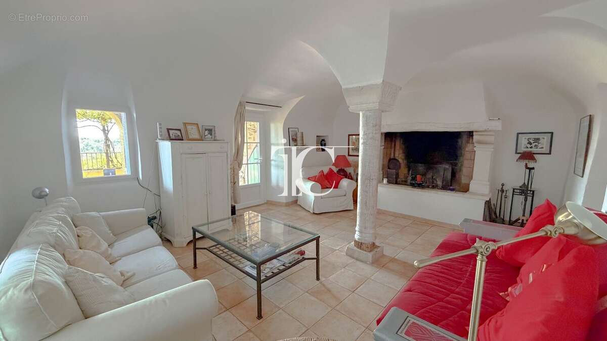 Maison de charme avec vue dégagée, dépendances et grand terrain méditerranéen - photo 6