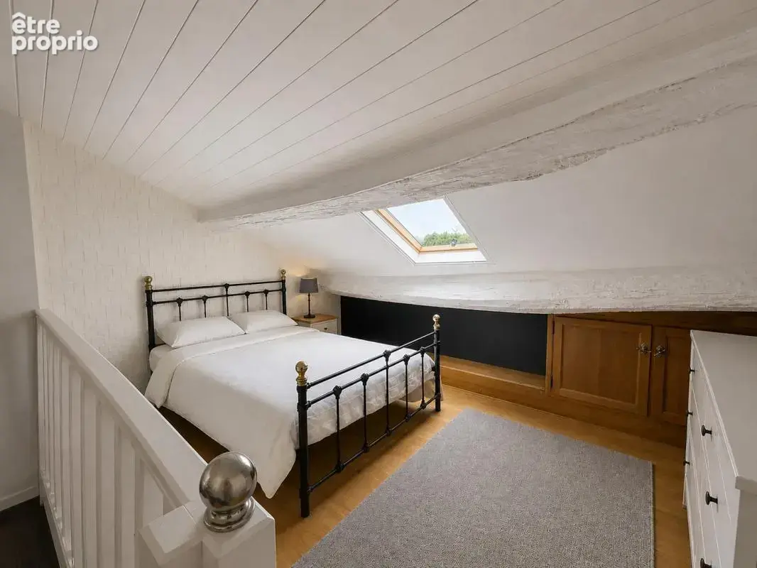 Maison de Village Rénovée de 4 Chambres avec Appartement Ind - photo 16