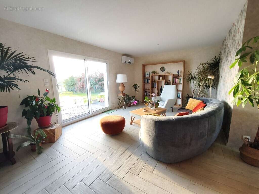 Maison à JARNAC-CHAMPAGNE