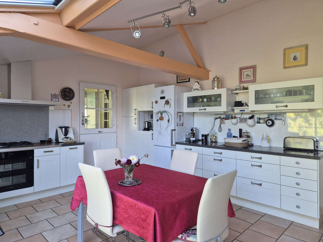 Dordogne, Périgueux, Montagrier, Maison de plain pied 205 m2, 4 chambres, terrain arboré clos, piscine sel - photo 4