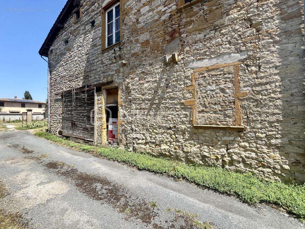 Maison en pierre à rénover avec jardin – Une belle opportunité au cœur de Saint-Didier-de-Formans - photo 8