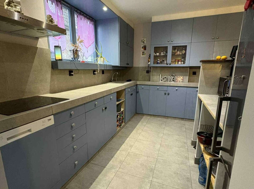 Située en centre ville, proche des commodités et de la gare, maison de 98,75m2 bâtie sur 218m2 . - photo 2