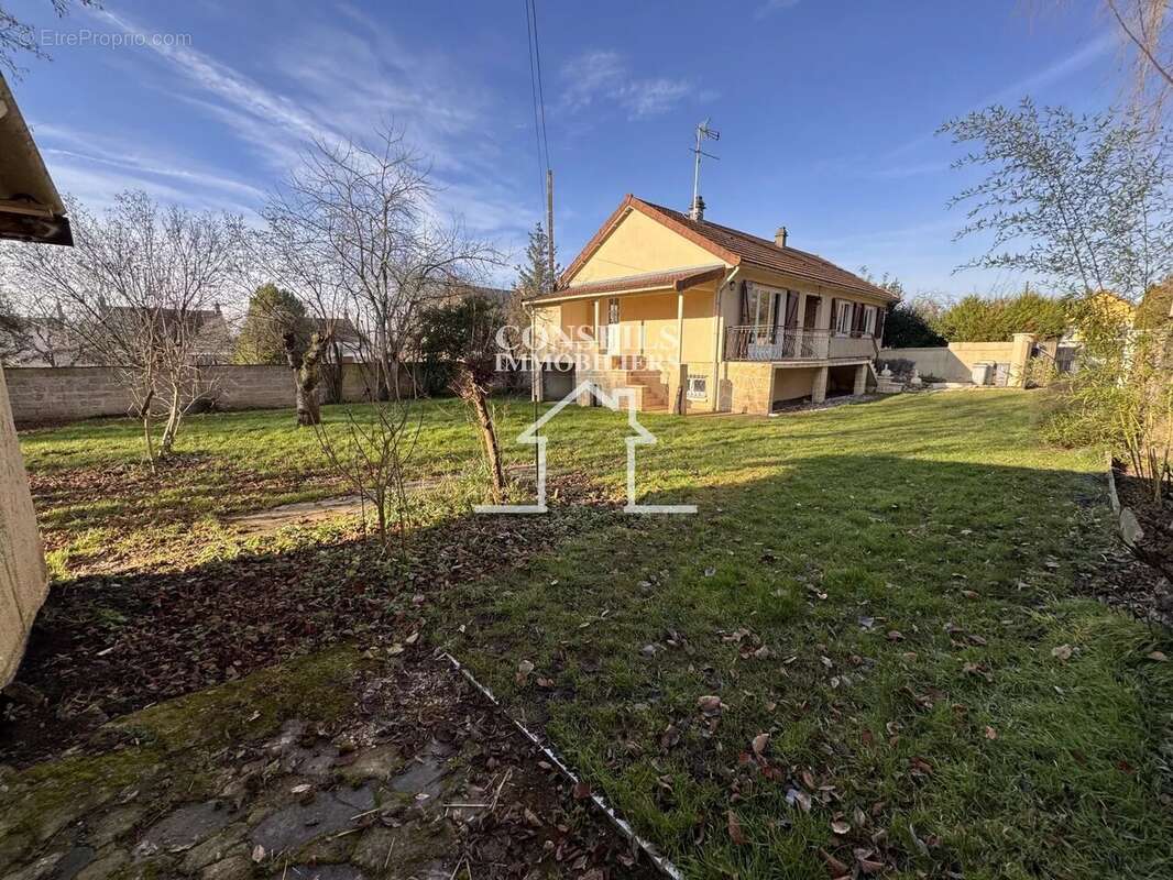 Maison à VILLENEUVE-SUR-YONNE