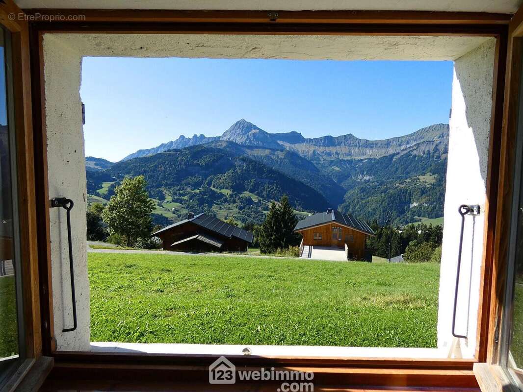 A seulement 50m de la première remontée mécanique, bénéficiant d?une vue exceptionnelle sur le Mont Charvin, cet appartement de 103m² offre un cadre unique au hameau du Cernix situé à la station de Crest-Voland/Cohennoz. - Appartement à CREST-VOLAND