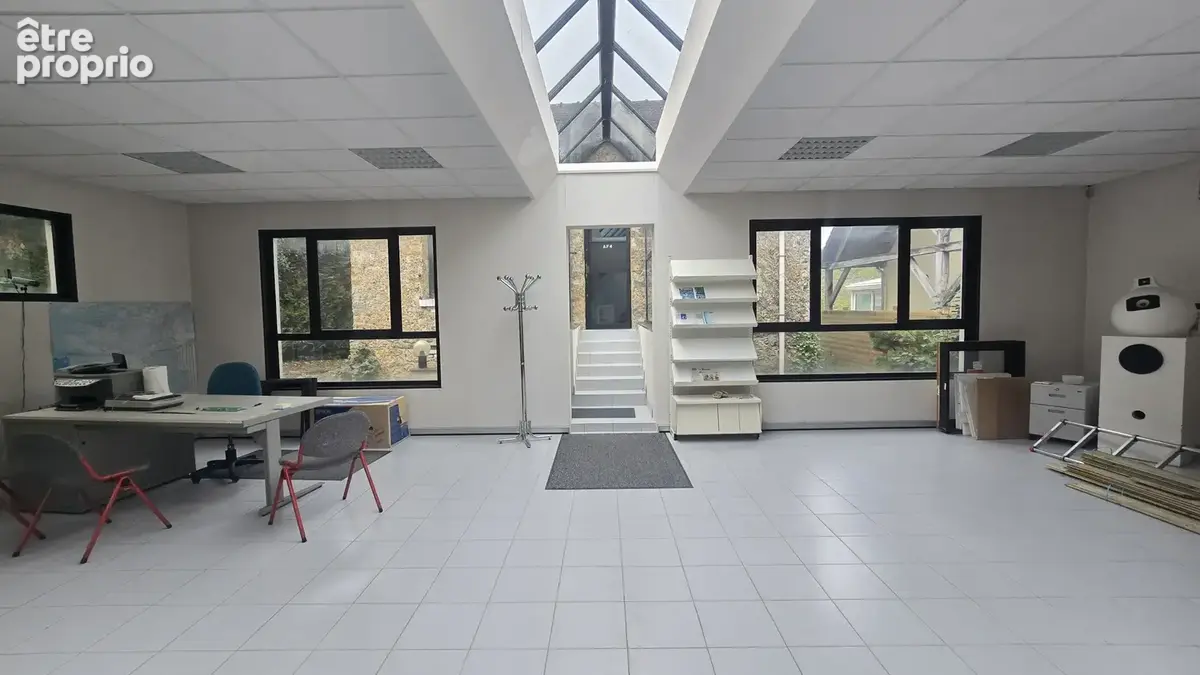 Bureaux de 120m2 divise en 2 parties sur 670m2 de terrain clos. - photo 5