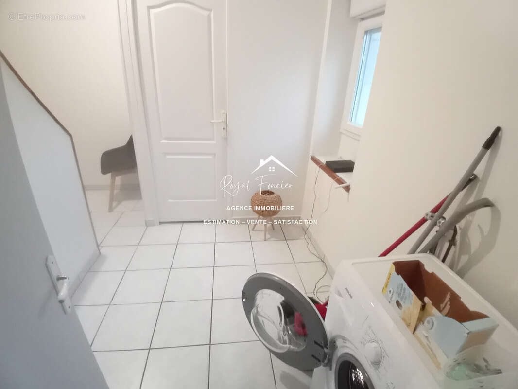 Accès à l\&#039;étage avec son espace buanderie ou bureau - Maison à DANGE-SAINT-ROMAIN