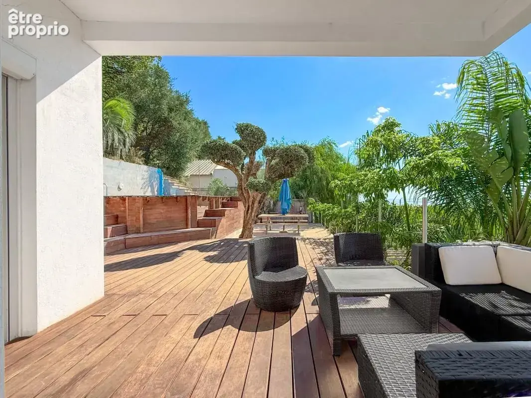 Nice est vinaigrier / villa 5 pièces - 145 m2 / piscine / terrain de 855m2 / garages - photo 3