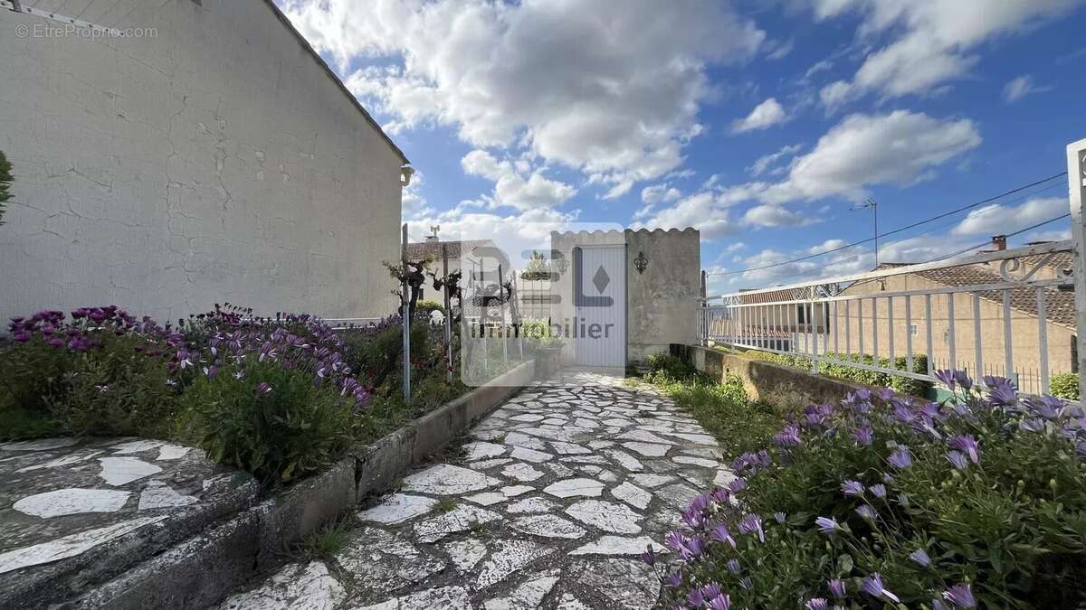 Maison à LAUDUN-L'ARDOISE