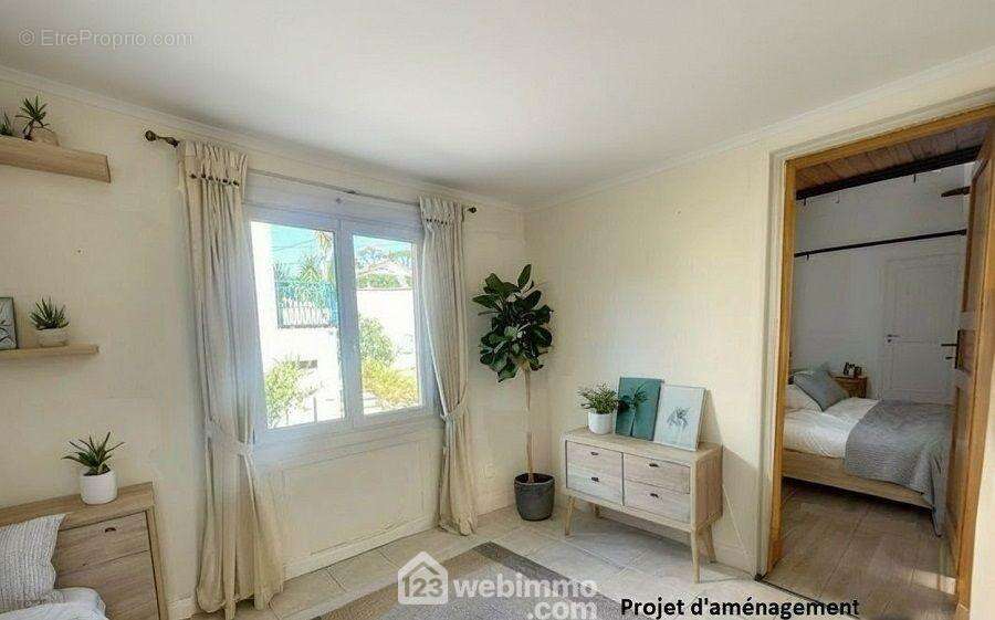 Chambre lumineuse avec rangements intégrés et vue sur la végétation. - Appartement à FREJUS