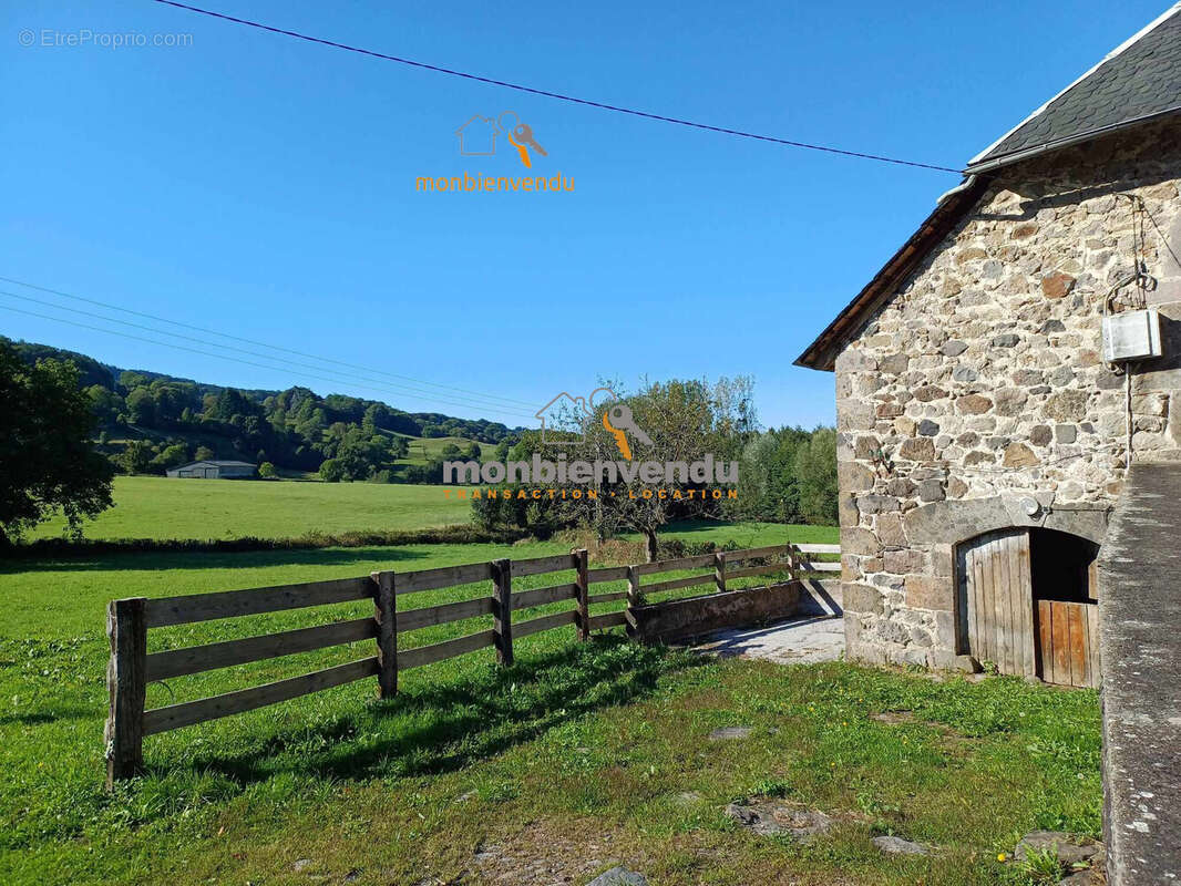 Maison à VIC-SUR-CERE