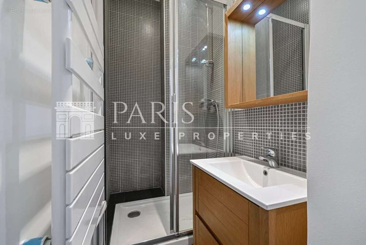 Appartement à PARIS-16E