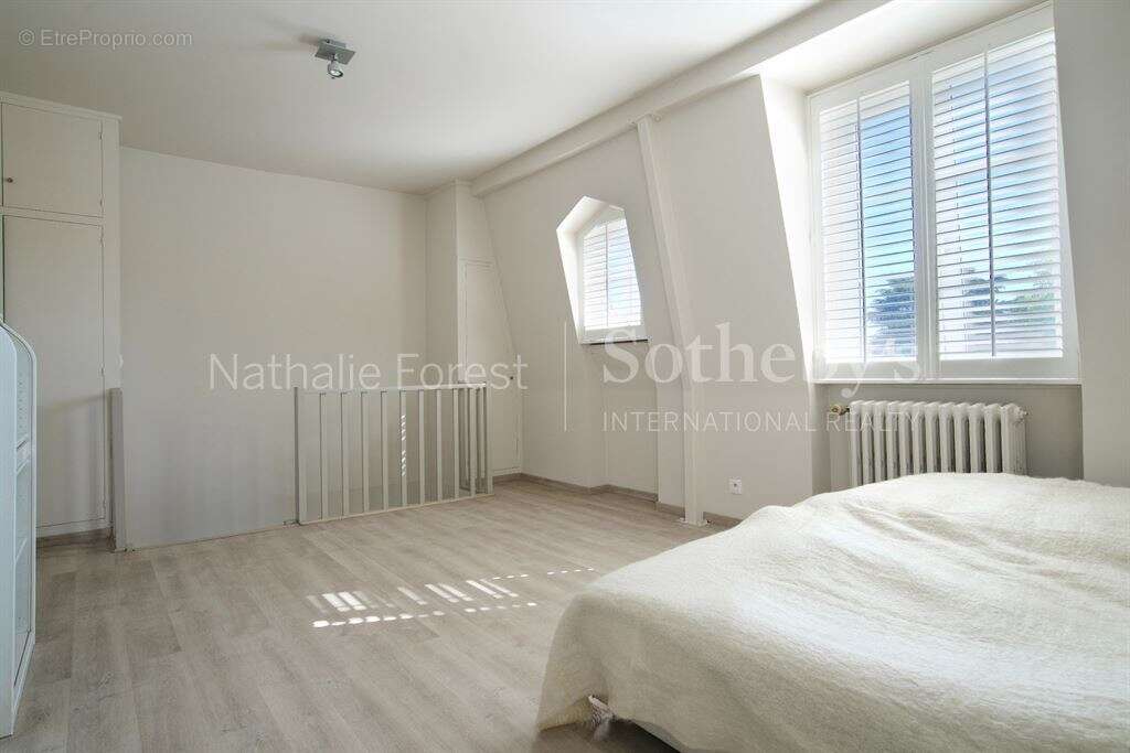 En Exclusivité, Croix résidentiel , élégante maison Maillard , 6 ch, bureau , érigée sur 2159 m2 de - photo 12